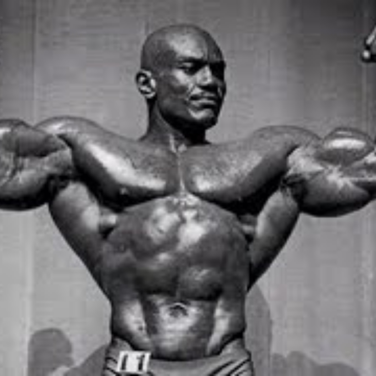 Pose impressionnante de Sergio Oliva